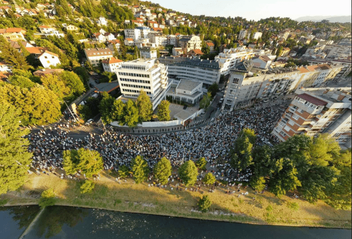 Pogledajte kako izgledaju protesti građana u Sarajevu iz zraka (FOTO)