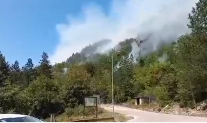 Požar oko Konjica idalje divlja, vatra se bliži kućama oko Boračkog jezera (VIDEO)