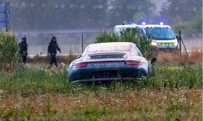 Vozač Porschea sletio sa ceste na livadu te ostavio auto i otišao