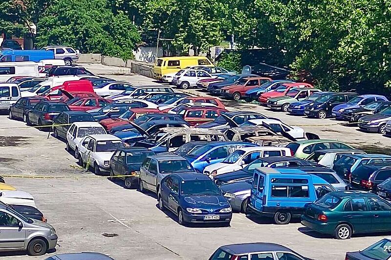 (VIDEO) Požar na Dobrinji u Sarajevu: Stara vozila noćas gorjela u garaži preduzeća “Rad”