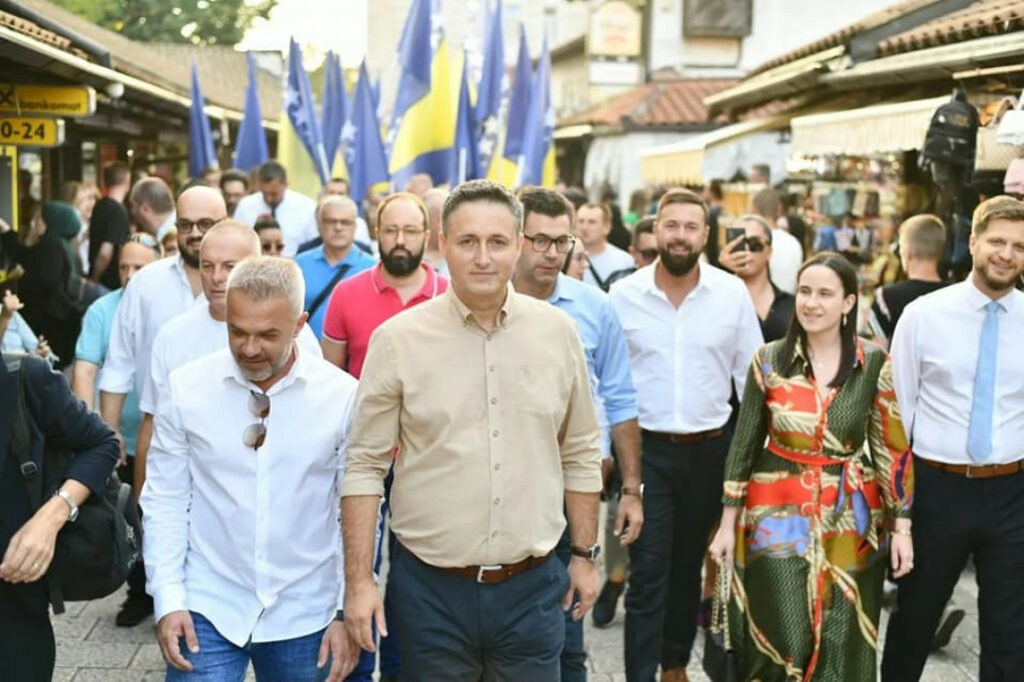 Opozicija na čelu sa Bećirovićem na ulicama Sarajeva: Dosta političara kojima je jedini rezultat prebrojavanje ljudi i širenje straha