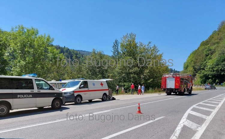 U sudaru dvije osobe teško povrijeđene, jedno vozilo završilo u provaliji