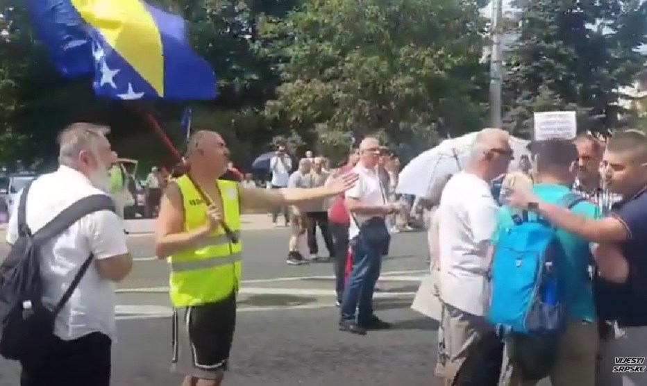 Novi incidenti ispred OHR-a: Dušan Šehovac došao na proteste, narod ga otjerao