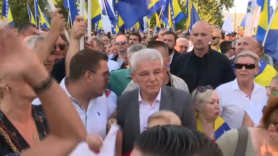 Protesti ispred OHR-a: Neki građani htjeli spriječiti Džaferovića da se obrati