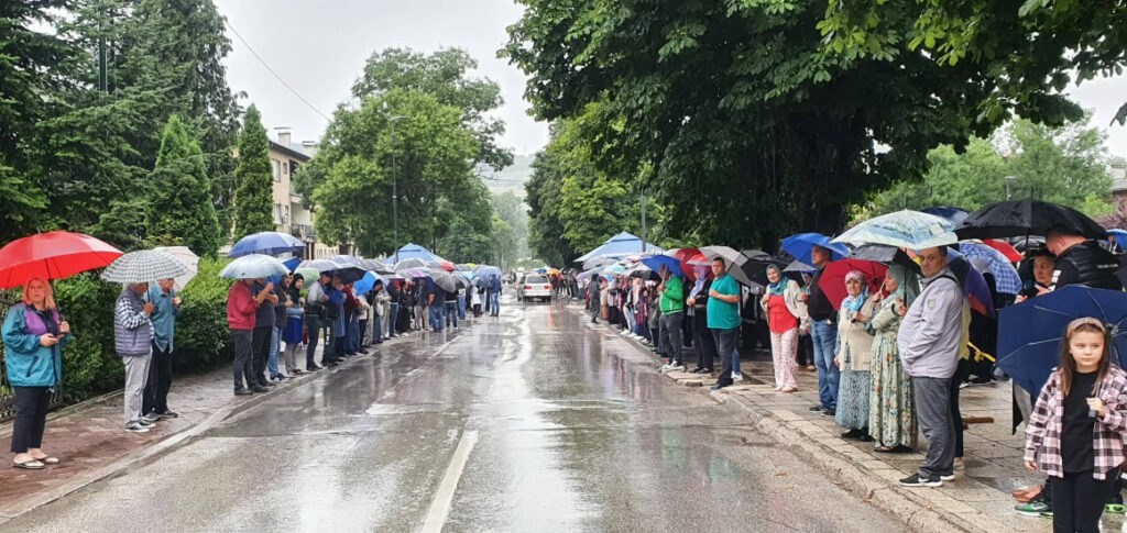 (FOTO)  Stotine građana došle da isprate tužnu kolonu sa 50 tabuta u Ilijašu