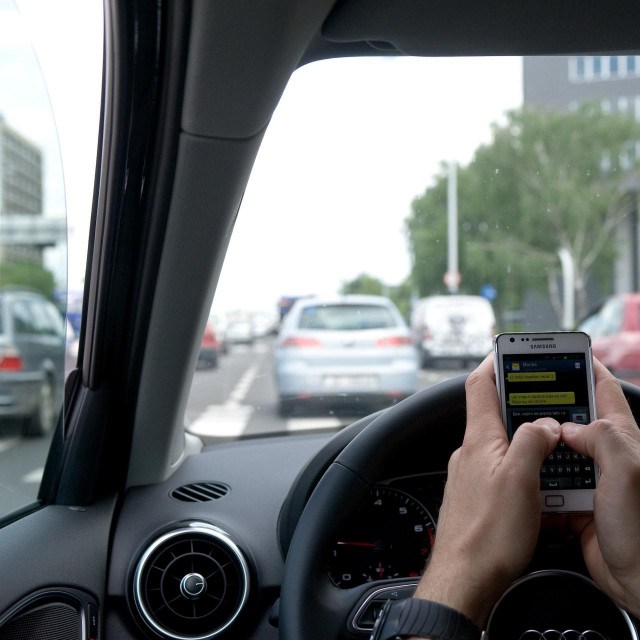 Sve više vozača bez vezanog pojasa i sa telefonom u rukama