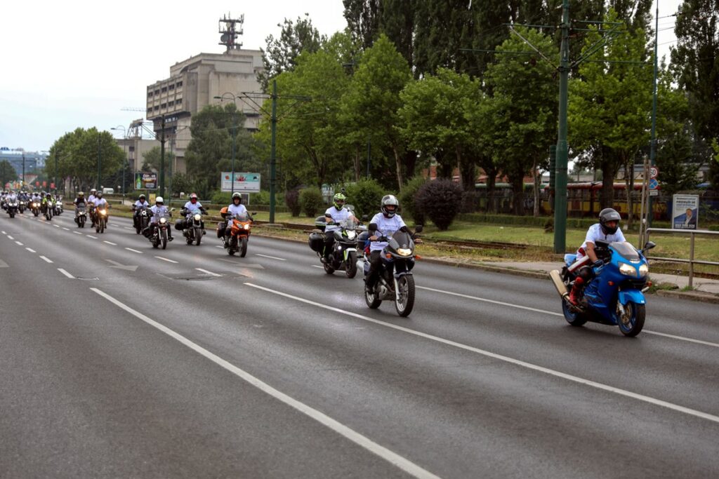 Mogu li motociklisti pretjecati kolonu pred naplatnim kućicama, na graničnom prijelazu…?