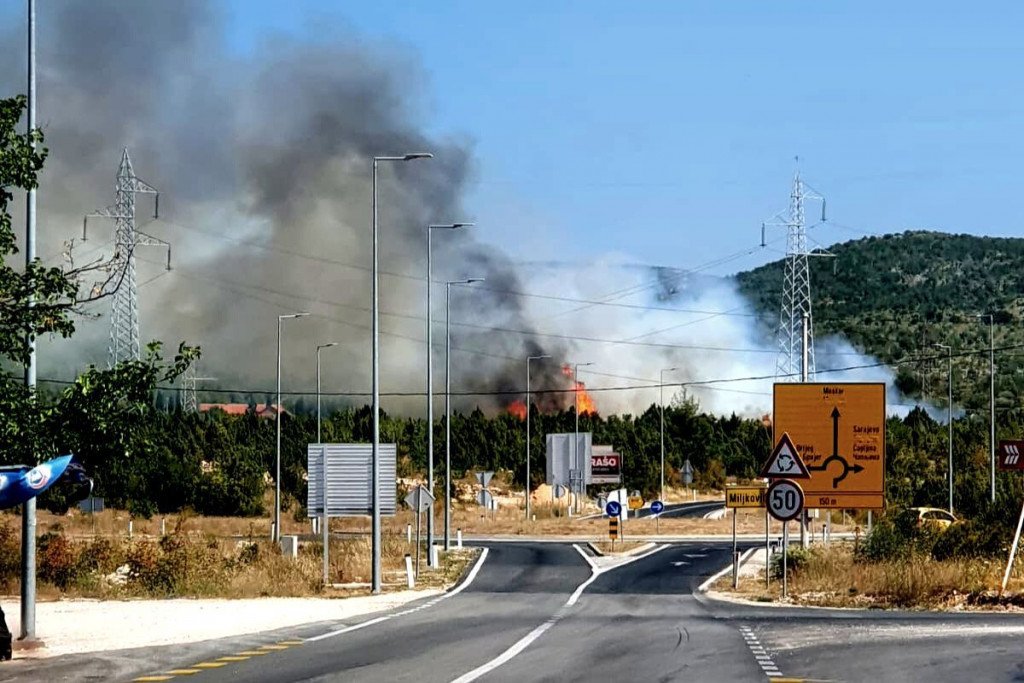 Veliki požar kod Mostara, vatrogasci se bore s vatrom