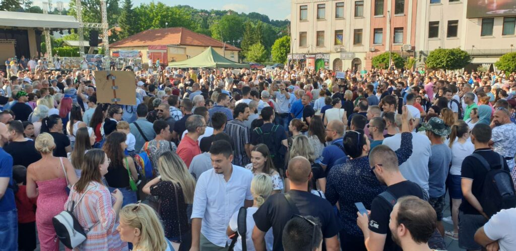 10.000 budžetlija sutra izlazi na proteste u Tuzli jer im ne daju 1080KM