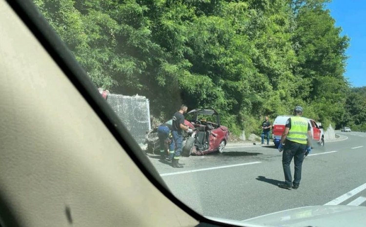 U stravičnoj saobraćajnoj nesreći vozač poginuo na licu mjesta