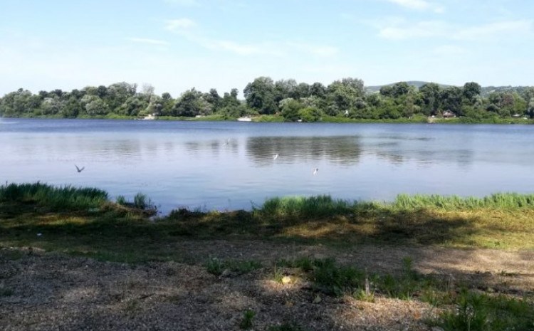 Dječak sa šetališta sišao u jezero zbog lopte i potonuo. Bio je neplivač