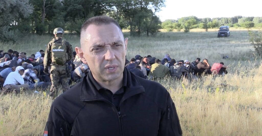 Migranti sa rukama na glavama se “predali” Aleksandru Vulinu!?