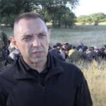 Migranti sa rukama na glavama se “predali” Aleksandru Vulinu!?