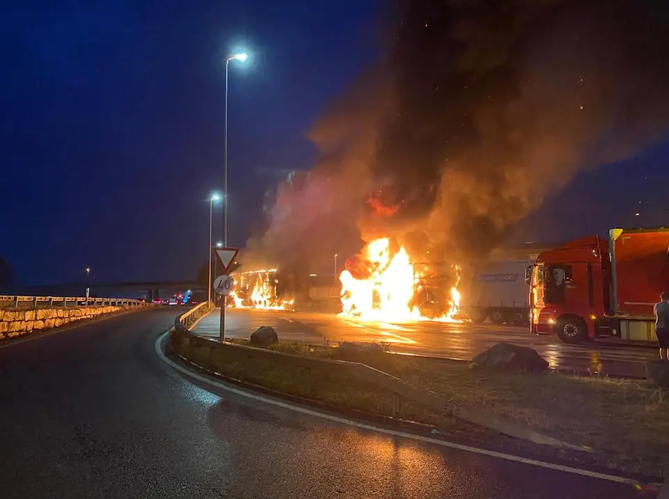 (FOTO) Kamiondžije pile pa se potukle: Nakon obračuna zapaljeno čak 6 kamiona