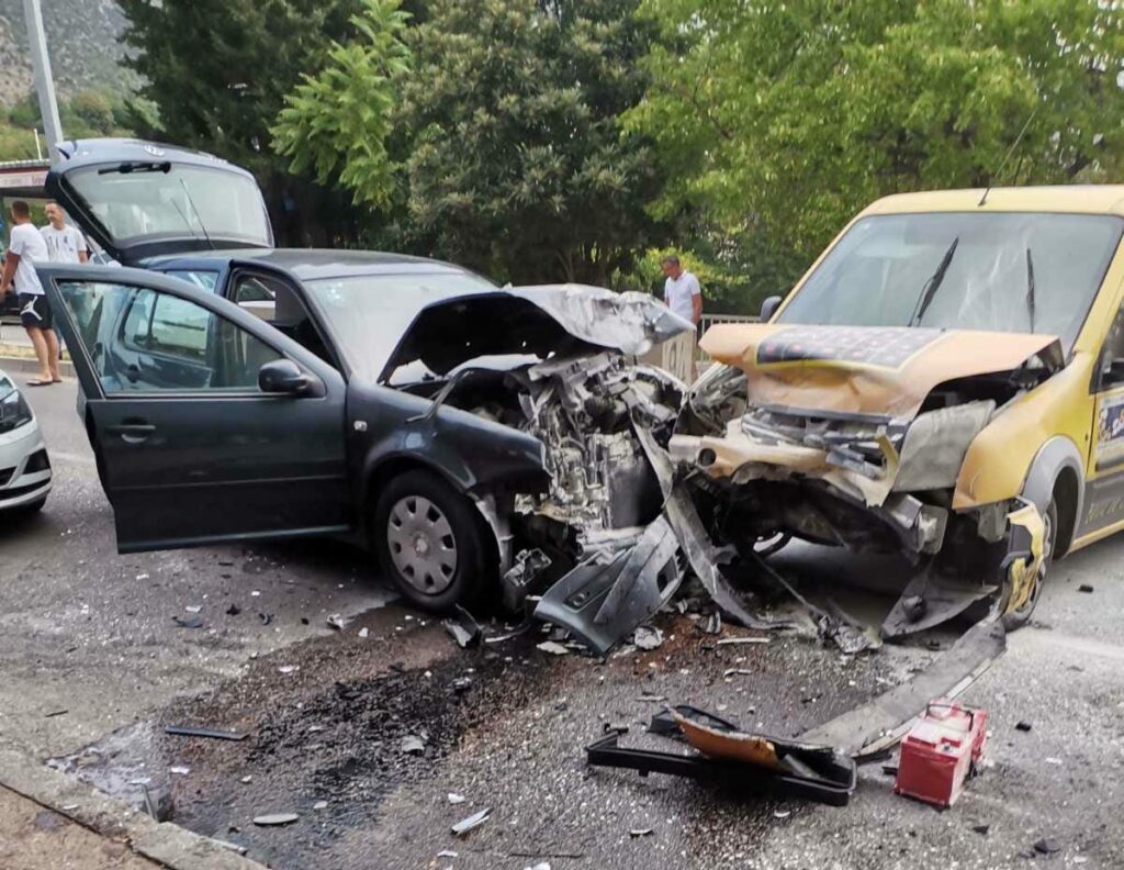 (FOTO) Teška saobraćajna nesreća u Mostaru: Povrijeđeno više osoba, automobili uništeni