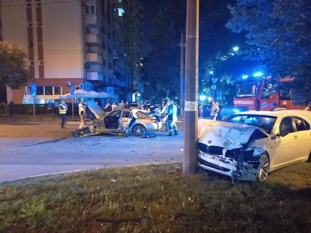 (VIDEO) Detalji sinoćnje nesreće u Sarajevu: Vatrogasci rezali automobile, teško povrijeđen muškarac