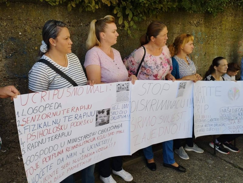 (FOTO) Roditelji djece sa poteškoćama u razvoju održali mirni protest