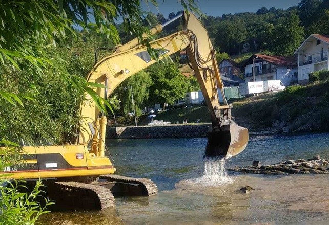 (FOTO) Mještani rukama zaustavili bager koji je kopao na Vrbasu