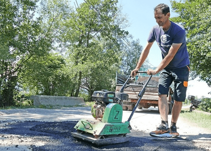 Bugojanac sam asfaltira rupe na putu: Kada neće nadležni, hoću ja