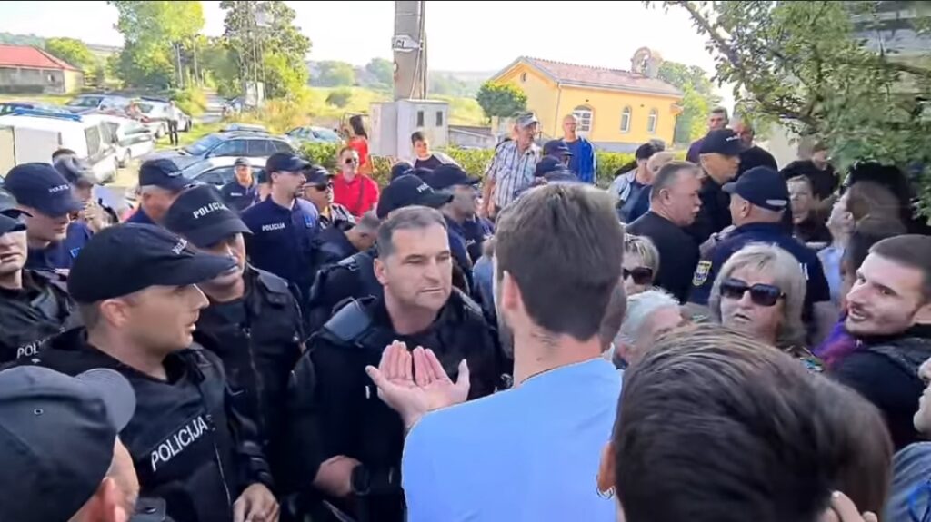 (VIDEO) Naguravanje specijalne jedinice MUP-a i mještana Livna zbog pitke vode