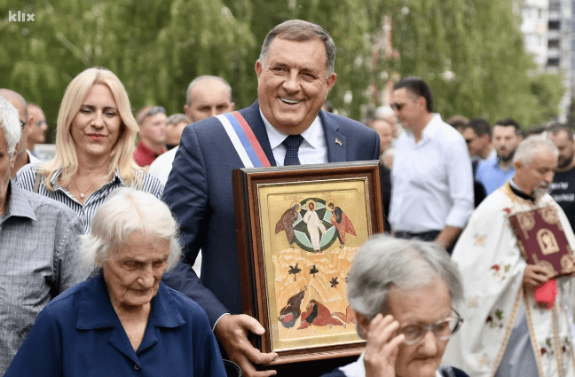 (VIDEO) Dodik u pauzama između pjesama poručio da je federalno Sarajevo uzurpatorski grad