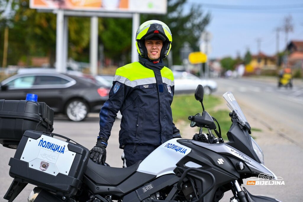 Upoznajte Vanju Mićića: Mladi policajac koji patrolira na motociklu