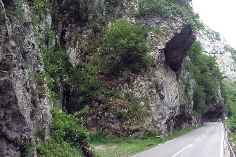 Turistkinja se popela na stijenu radi fotografiranja pa poginula