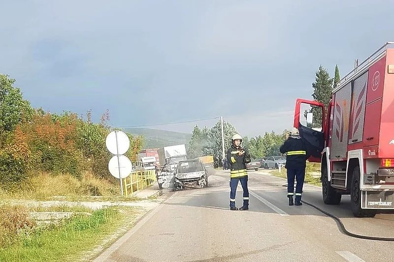 Kod Širokog Brijega se u vožnji zapalio Renault i potpuno izgorio