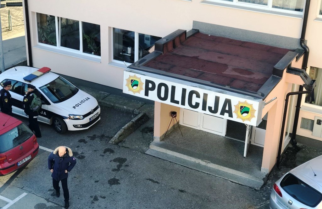 Policija privela muškarca, a on im pobjegao sa lisicama na rukama