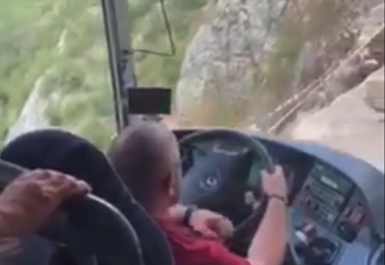 Granični prelaz u Crnoj Gori je put smrti: Autobus se kreće kroz provaliju, putnici svaki put zabrinuti