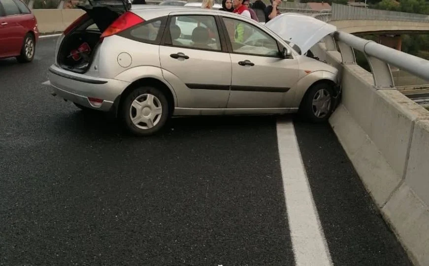 Vozaču pukla guma na automobilu pa se zabio u zaštitni zid