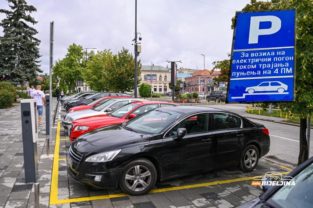 Parking papci natoče benzin, pa parkiraju uz punjače za električna vozila