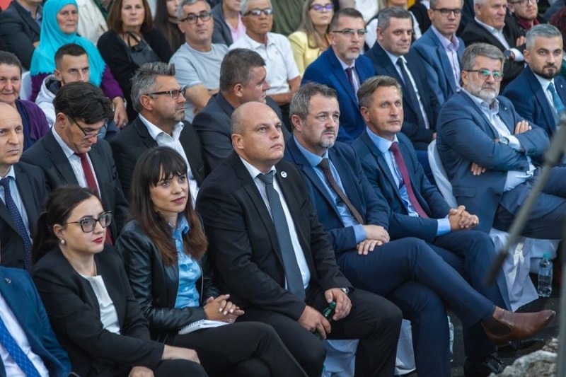 Političari iz ove stranke krali iz Merhameta, prodavali diplome, nudili posao za intimne odnose, a tvrde da nisu ni kahvu popili za uslugu