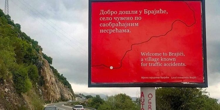 Bilboard koji je šokirao vozače: “Dobrodošli u selo čuveno po saobraćajnim nesrećama”