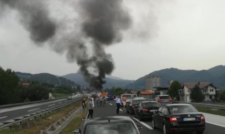 Zapalio se kombi na autoputu kod Visokog