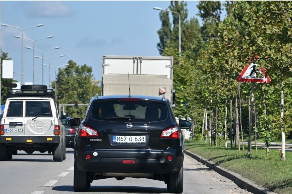 Saobraćajni znakovi sakriveni u krošnjama opasnost za vozače i pješake