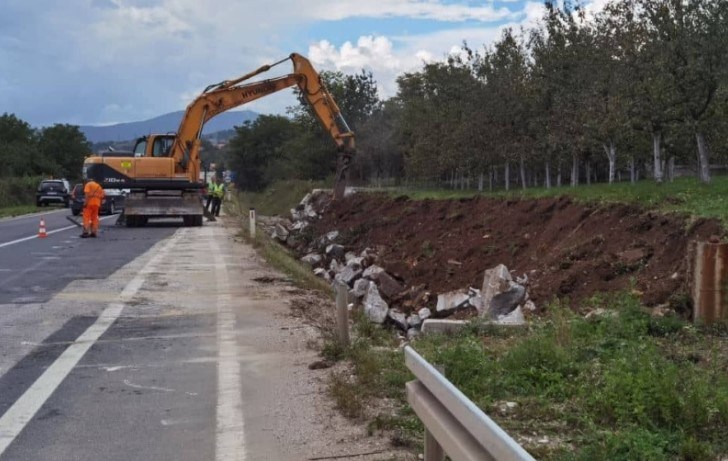 Počelo rušenje potpornog zida ispred kuće gradonačelnika Kasumovića