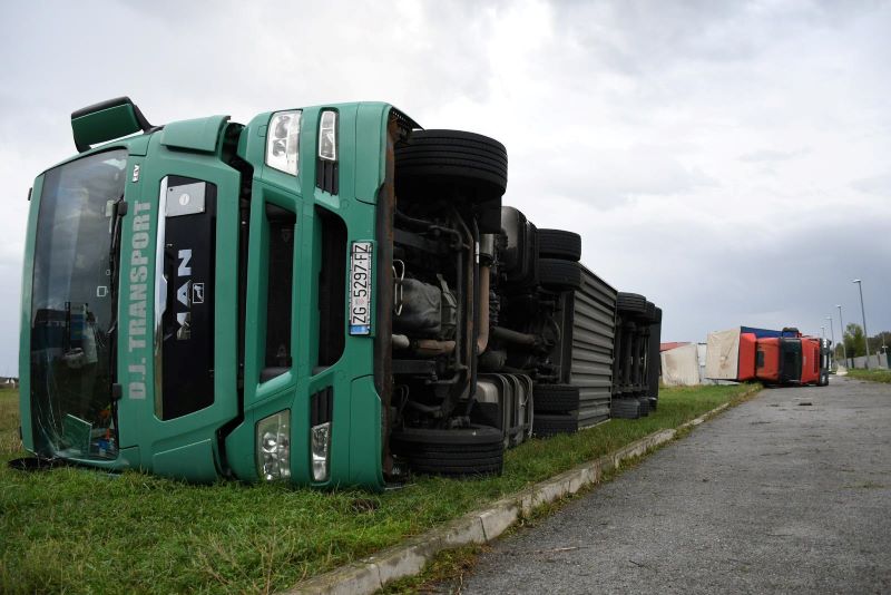 Pogledajte kako orkanski vjetar u Hrvatskoj nosi sve pred sobom