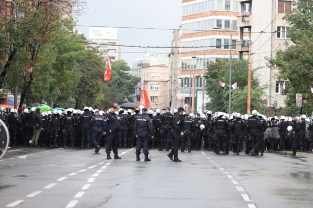 U Beogradu protivnici Europridea otimaju LGBT zastave, monah lišen slobode, sukobili se sa policijom