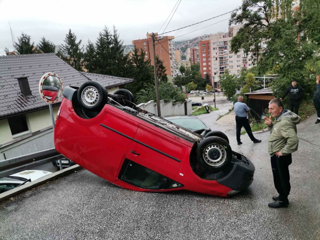 Udes na Mojmilu, caddy prevrnut na krov