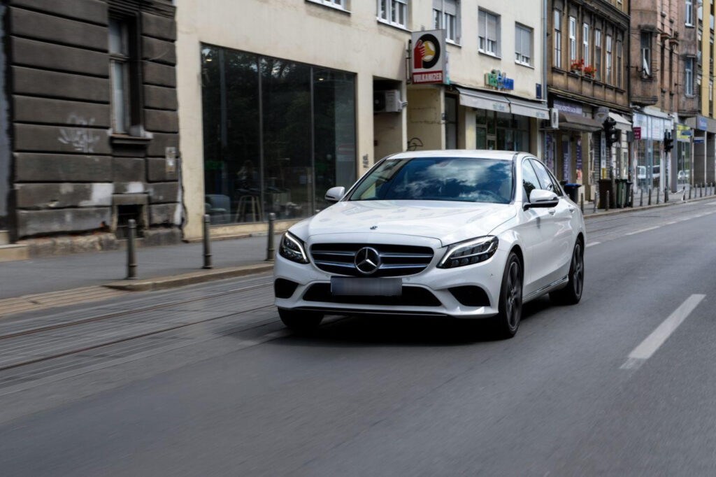 Lišen slobode bahati vozač Mercedesa: Napravio je sudar, pa bježeći pucao iz pištolja