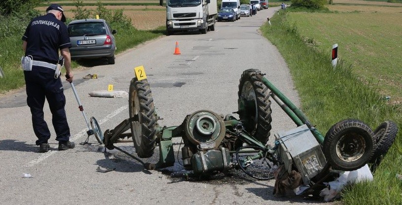 U saobraćajnoj nesreći vozač motokultivatora teško povrijeđen