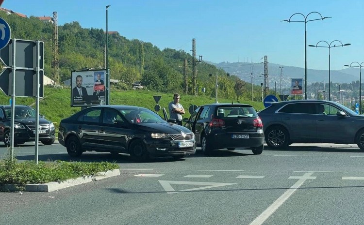 Nevjerovatno: Na kružni tok na Pofalićima vozač ušao u pogrešan smjer