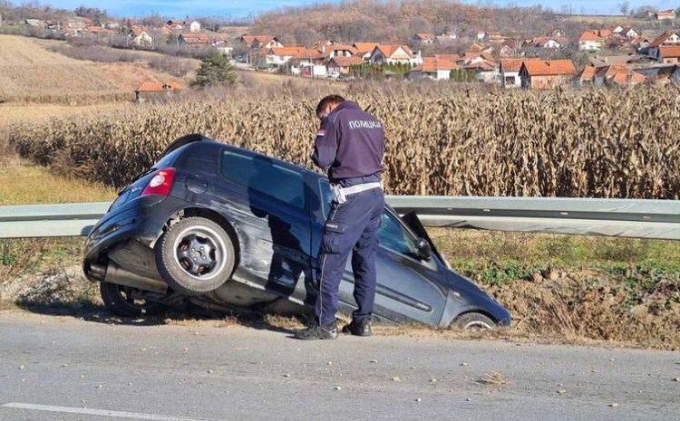 Muškarac sletio sa puta kada ga je ubola osa tokom vožnje