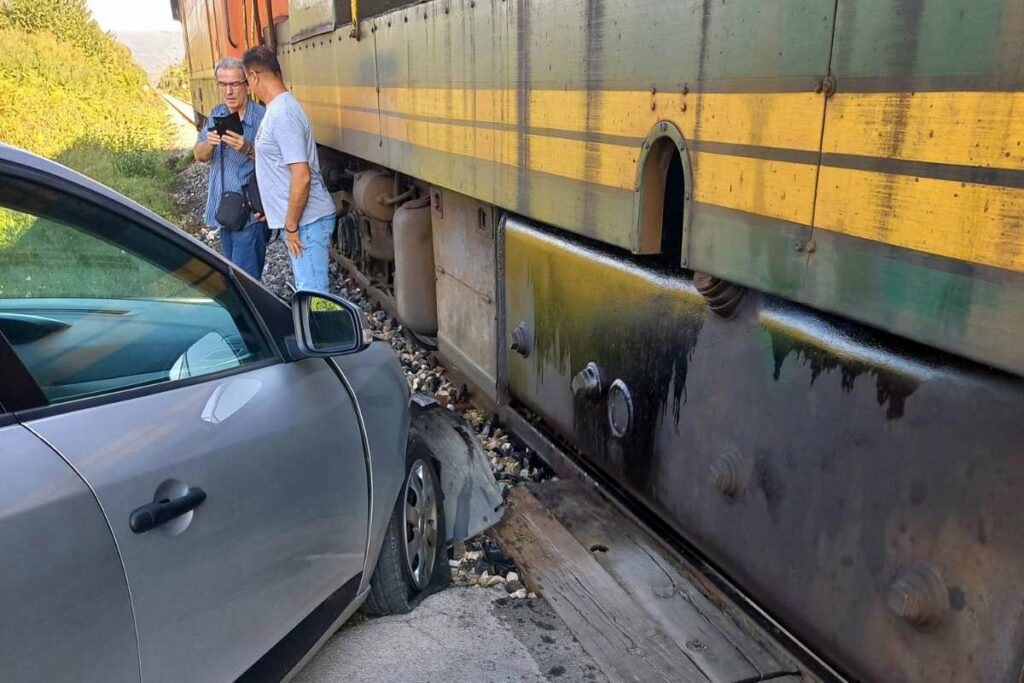 Sudar putničkog voza i automobila kod Banja Luke