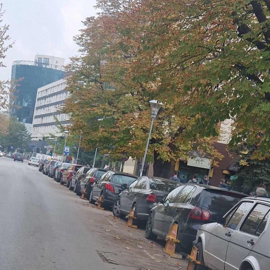 Tuzlacima vozila blokirana “kandžama”: Parkirali ispred MUP-a TK a nisu platili parking