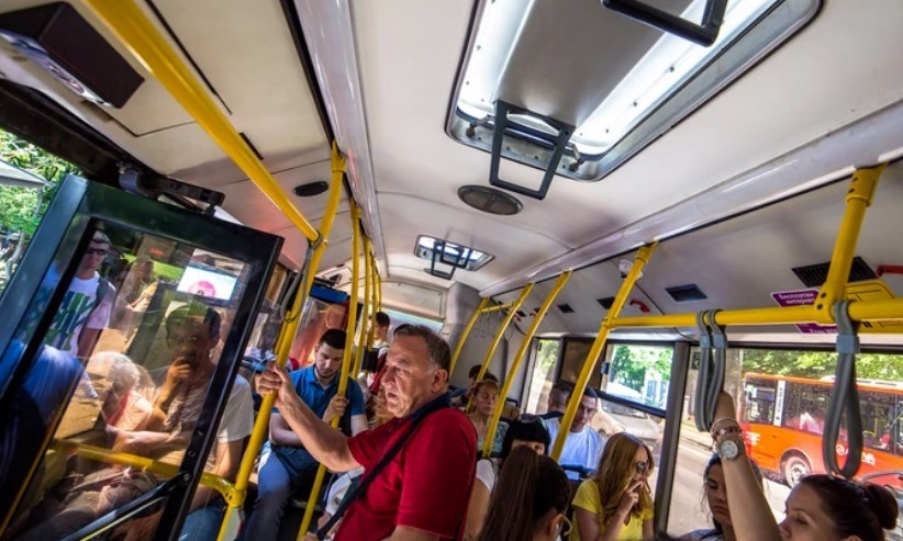 Djevojku u autobusu hvatao za zadnjicu i poprsje s izgovorom da ima pravo jer je on muško