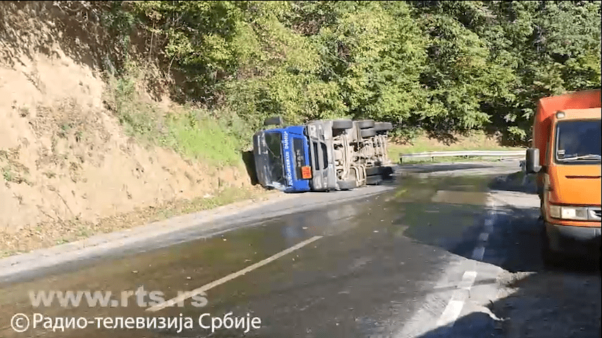 (VIDEO) Prevrnula se cisterna sa 25 tona sumporne kiseline