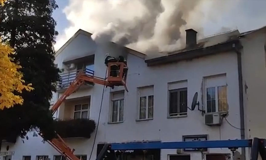 (VIDEO) U Bratuncu izbio požar u potkrovlju zgrade, krov u potpunosti izgorio