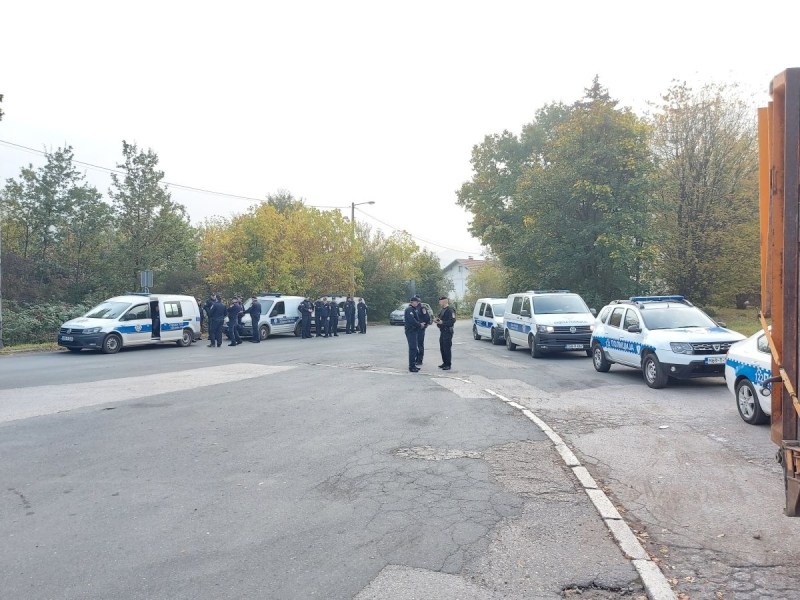 Završena deložacija porodice Glišić. Ostali su bez prizemlja i fudbalskog terena